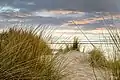 La plage vue des dunes.