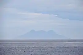 Silhouette de Camiguin vue depuis la Mer de Bohol. Le mont Timpoong (à gauche), plus haut sommet de l'île (1 614 m).