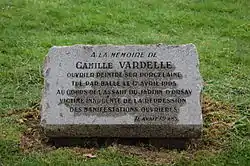 photo d'une plaque érigée en mémoire de Camille Vardelle au jardin d'Orsay
