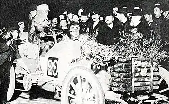 Camille du Gast, seul concurrent à la voiture fleurie, à son arrivée nocturne à Bordeaux.