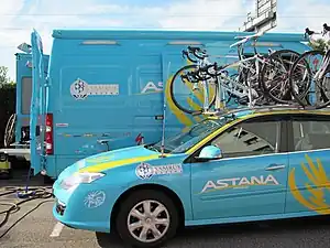 Véhicules Astana à l'hôtel Logis Lyon-Est (Tour de l'Ain 2011).