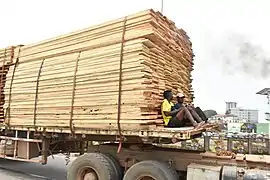 Camion de planches.