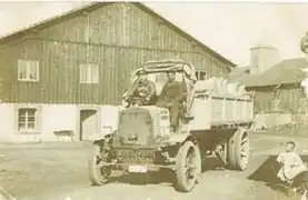 Camion chargé de sacs à livrer