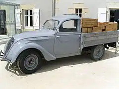 Pouldreuzic : musée « La Maison du Pâté Hénaff », ancienne camionnette de livraison.