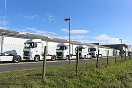 Tracteurs Mercedes en attente d'être attelés à une semi-remorque Lamberet en sortie d'usine.