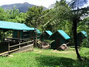 Quelques bungalows fait en bois et en bâche ainsi qu'un abri-repas.