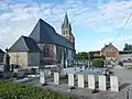 L'église Saint-Martin et les sept tombes de la CWCG.