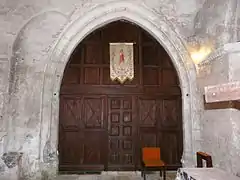 La porte entre le chœur et la chapelle funéraire.