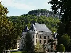 Le château en contrebas de la falaise.