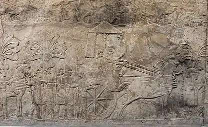 Le roi Assurbanipal inspecte les troupes et le tribut, lors d'une campagne dans le sud de la Babylonie. Bas-relief du Palais sud-ouest, British Museum.