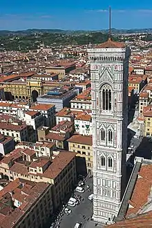 Le campanile de Giotto de la cathédrale de Florence, XIVe siècle, est entièrement paré de marbre finement ouvragé, blanc, rose et vert.