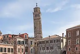 Vue du campanile de Santo Stefano, mettant en évidence son inclinaison.