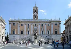 Mairie de Rome sur le Capitole dans le palais des Sénateurs, édifié sur les ruines du Tabularium. De part et d'autre, le palais des Conservateurs (droite) et le palais neuf (gauche), abritant tous deux le musée du Capitole