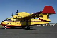 Canadair du Service aérien gouvernemental québécois à l'aéroport exécutif Gatineau-Ottawa en septembre 2009.