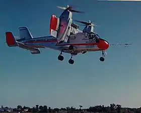Un avion à décollage et atterrissage vertical avec sa voilure relevée.