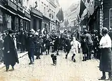 Membres du Black Watch marchant à Mons en Belgique après la Première Guerre mondiale.