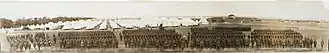 Photographie en noir et blanc en panorama de troupes militaires