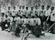 Photographie en noir et blanc d'une équipe de hockey portant le maillot du Canada