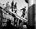 Officiers d'immigration canadiens embarquant sur le bateau-pilote.