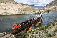 Locomotive diesel ES44AC sur le pont ferroviaire sur la rivière Thompson