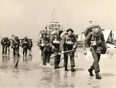 Les renforts de l'infanterie canadienne arrivent à Courseulles-sur-Mer.