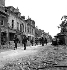 Les Canadiens entrant dans Caen en 1944