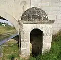 Edifice de la Fontaine Charles (au pied droit du pont de Saint-Agnant)