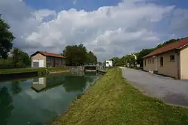 Écluse sur la canal latéral à la Marne.