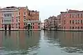 Vue de la terrasse (à droite) de l'appartement des Brunetti, sur la terrasse du Palazzo Barbarigo della Terrazza (à gauche)