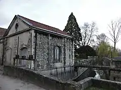 La maison éclusière et l'écluse de Crouin sur le canal Jean-Simon.