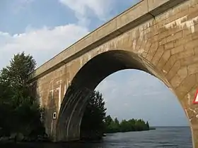 Pont de béton en arc du Lac Canal
