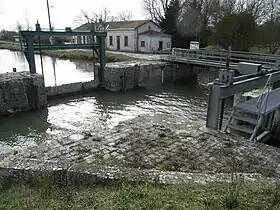 C'est au site remarquable des Écluses d'Andilly que se croisent le Canal de Marans à La Rochelle et le Canal du Curé.