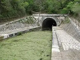 Le tunnel Saint-Léonard sur le canal de Marans à La Rochelle.