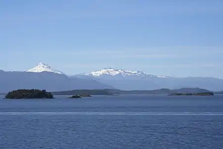 Le canal Moraleda avec le Cerro Macá à l'arrière plan.