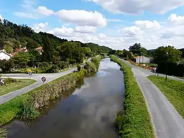 Le canal de Lalinde en amont du bourg.