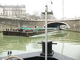 Une barge franchit le pont de Flandre vers l'écluse no 1 du canal Saint-Denis.