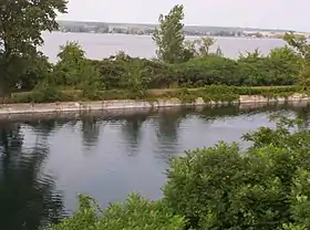 Vue sur le canal et le fleuve Saint-Laurent à l'arrière-plan.