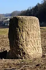 Reproduction d'une borne milliaire romaine datée d'entre 128 et 138 ap. J.-C. à Orny dans le canton de Vaud.