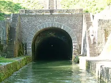 Voûte du canal de Bourgogne, tunnel rectiligne : depuis l'entrée de Pouilly, le point de  lumière de l'entrée de Créancey.