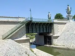 L'ancienne branche du canal latéral à la Loire, version 1838, venant de Châtillon-sur-Loire passant sous le canal latéral, version 1896, en sortie du pont-canal de Briare.