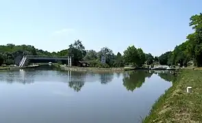 Les deux canaux à leur jonction à la Cognardière. À gauche, le canal latéral à la Loire vers le pont-canal de Briare, à droite le canal de Briare ou "canal Henri IV", vers Briare.