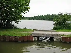 Passage d'eau sans vanne de contrôle, 100 m au nord de l'écluse de la Gazonne