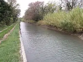 Le canal de Craponne à son passage sur la commune d'Aureille.