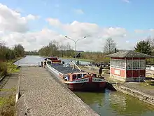 Photographie montrant l'écluse de Noyelles sur le canal de Saint-Quentin