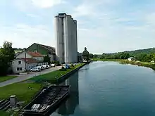 Photographie montrant le silo de la coopérative agricole au bord du canal de la Marne au Rhin