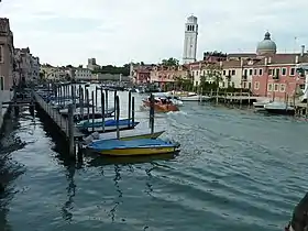 Vue du canal, de l'île et du campanile de San Pietro