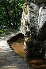 Partie du canal avec murs de soutènement étanches.