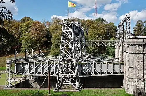 Vue latérale de l'ascenseur numéro 2 d'Houdeng-Aimeries, montrant l'absence du pont-canal et le guidage unique situé au milieu.