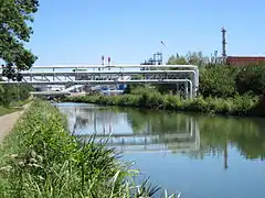 Passage de tuyaux au-dessus du canal du Rhône au Rhin.