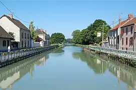 Le canal latéral à la Marne.